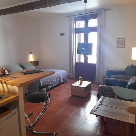 Les De St Guilhem Guest house